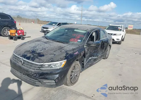 2017 Volkswagen Passat 1.8T R-Line z USA, uszkodzony, nr VIN 1VWDT7A31HC078353